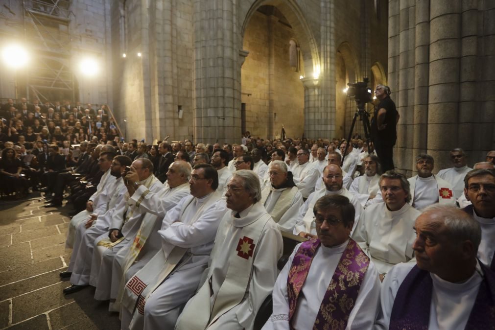 Centenas de pessoas marcaram presença nas cerimónias fúnebres do bispo do Porto