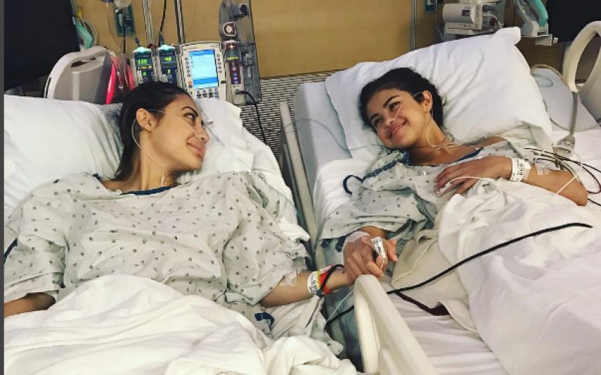 Amiga de Selena Gomez mostra cicatriz após doar rim à cantora