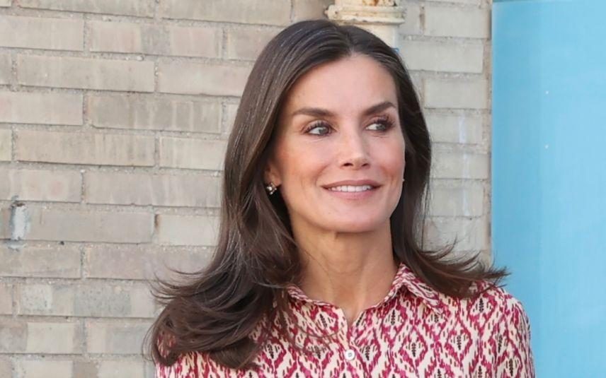 Rainha Letizia exibe pernas esculpidas em mini-calções