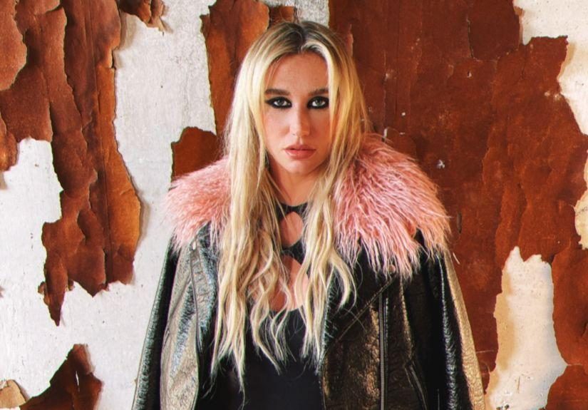 Kesha em topless com chapéu de cowboy: 