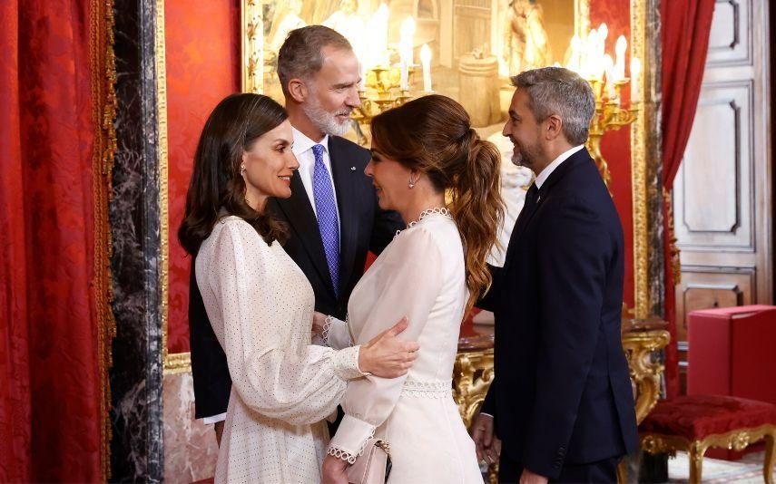 Rainha Letizia assalta guarda-roupa da filha Sofía e deslumbra de vestido curto