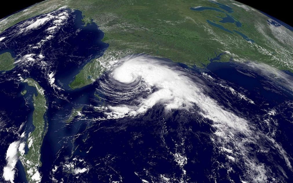 Furacão Ophelia com rajadas de vento de 185 quilómetros/hora