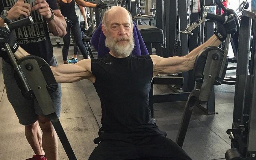 J.K Simmons bombadão! Aos 67 anos, leva Internet à loucura ao surgir cheio de músculos