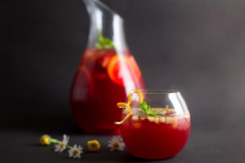 A receita de sangria de frutos vermelhos ideal para o réveillon