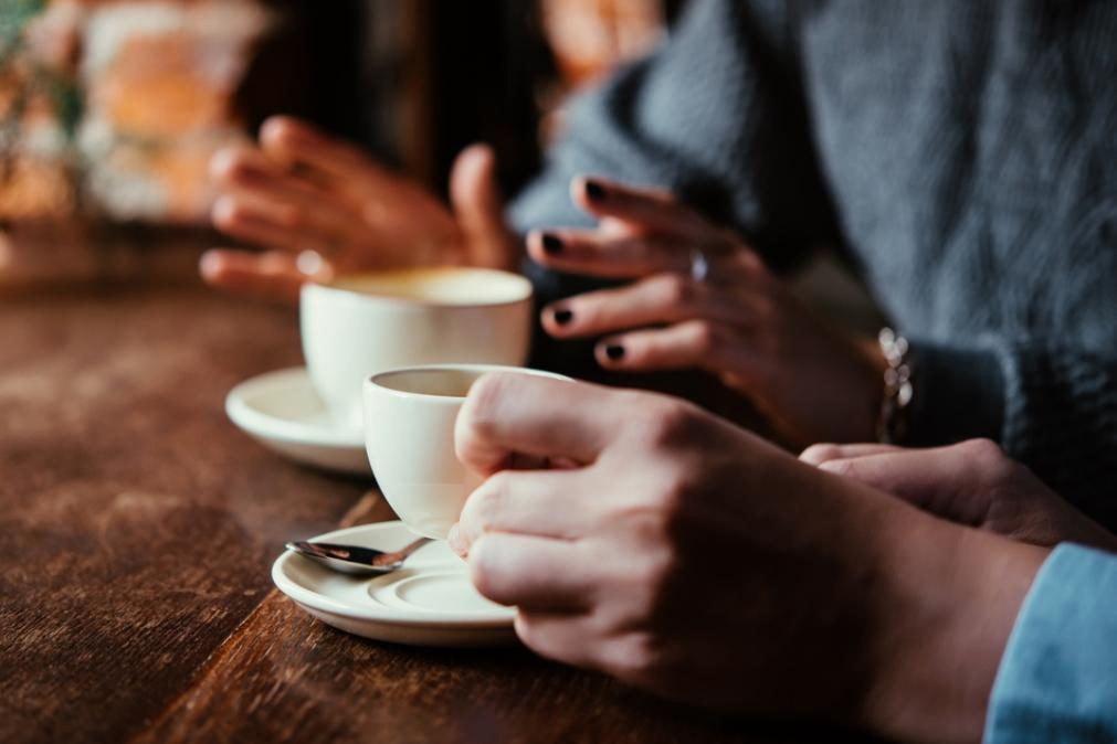 Descubra por que o café lhe dá a volta à barriga