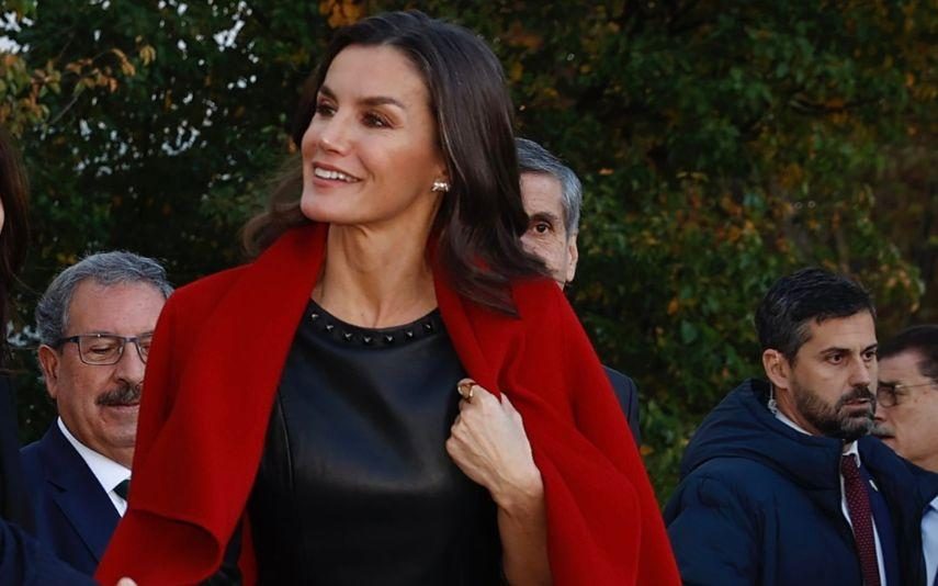 Rainha Letizia  - Usa camisola de malha com pormenor especial