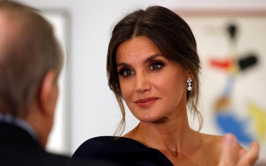 Rainha Letizia - Usa saia favorita para evento no Palácio Real de Madrid