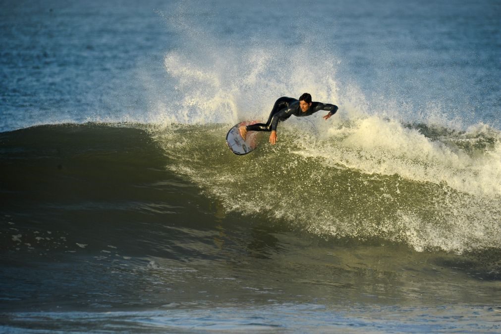 Gabriel Medina avança para as 'meias' do Meo Rip Curl Pro Portugal ao eliminar Mick Fanning