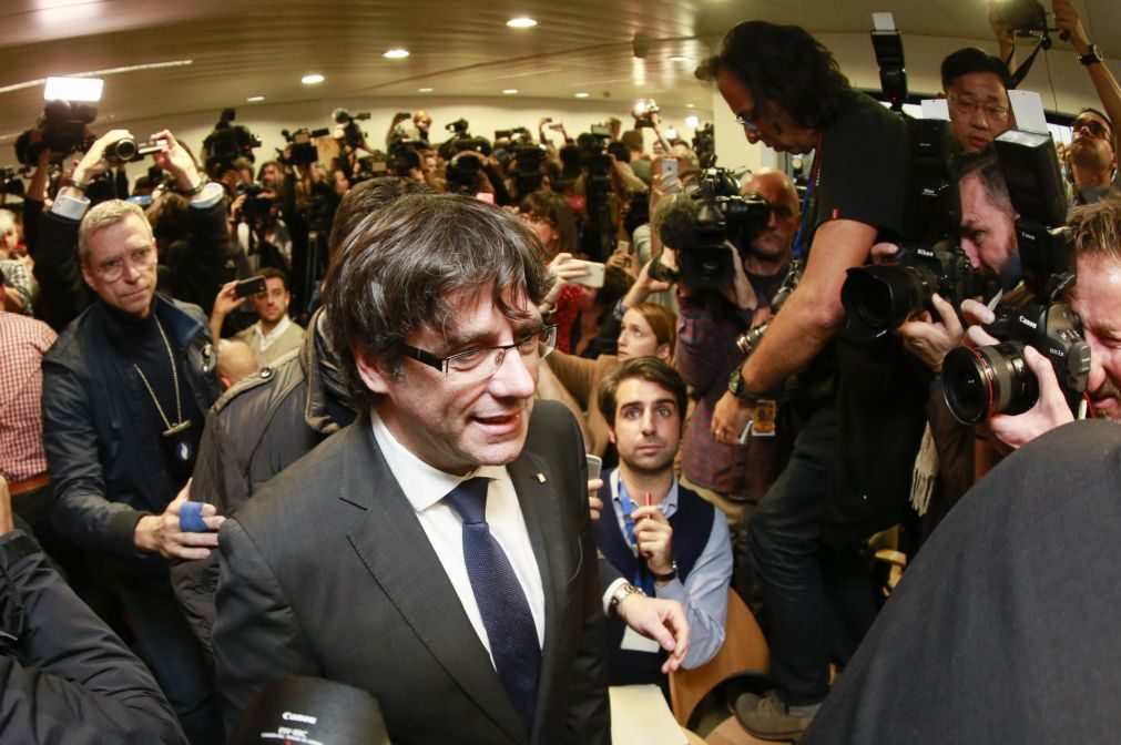 Puigdemont fica em Bruxelas por tempo indeterminado alegando razões de segurança