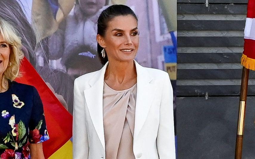 Rainha Letizia - Encanta com vestido repetido e sapatos da princesa Leonor