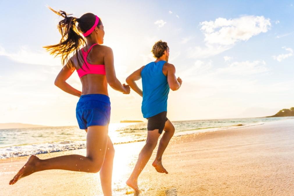 Descubra por que correr na praia pode não ser a melhor das ideias