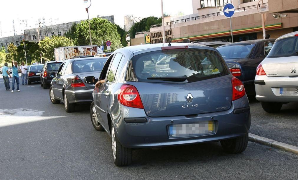 Dístico do seguro no vidro do carro deixa de ser obrigatório