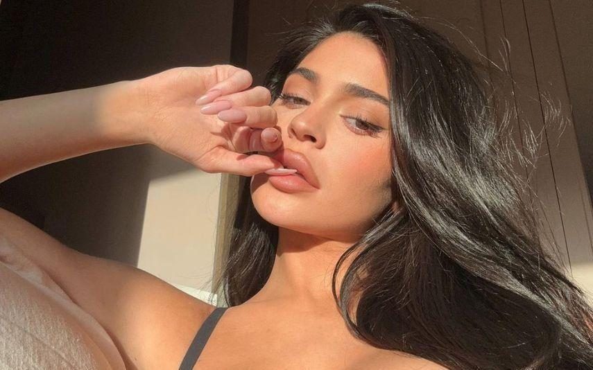 Kylie Jenner - Irmã de Kim Kardashian criticada por imagens de riqueza em Paris