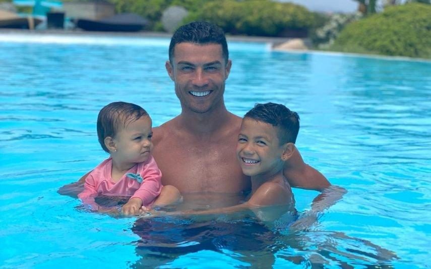 Cristiano Ronaldo Faz as delícias dos fãs ao mostrar foto com os filhos: 