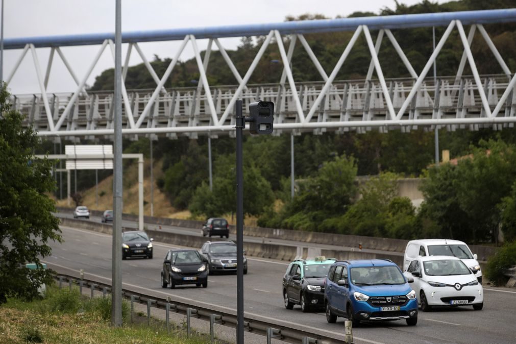 Afixação do dístico do seguro automóvel deixa de ser obrigatória a partir de 3ª feira