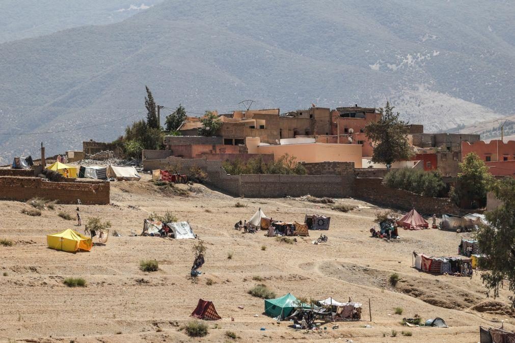 Vila de Amizmiz, em Marrocos, tornou-se acampamento improvisado entre ruínas