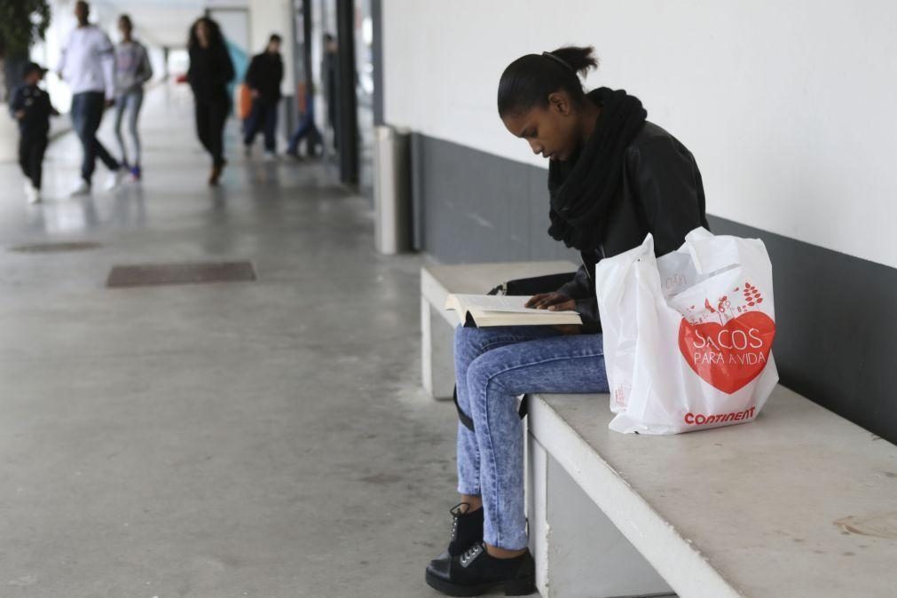 Cada saco de plástico leve ou muito leve terá custo adicional de 4 cêntimos