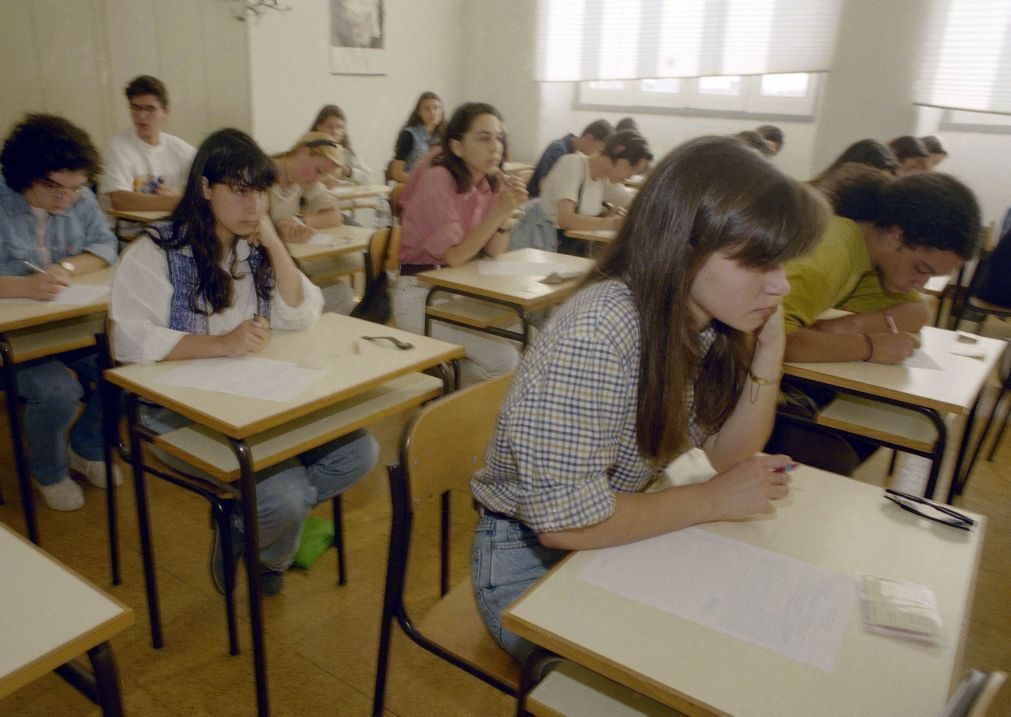 Mais alunos continuam a estudar depois do 12.º e menos optam por trabalhar