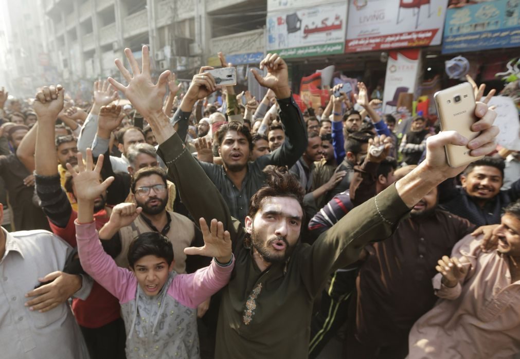 Islamitas reforçam protesto em Islamabad apesar de intervenção policial com seis mortos