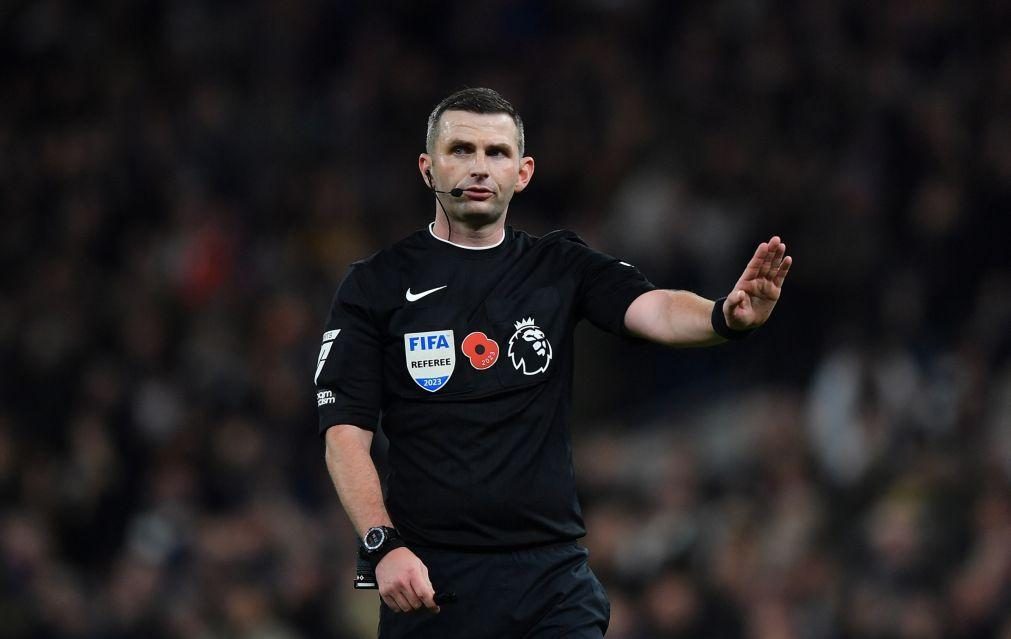 Árbitro inglês Michael Oliver no jogo Atalanta-Sporting