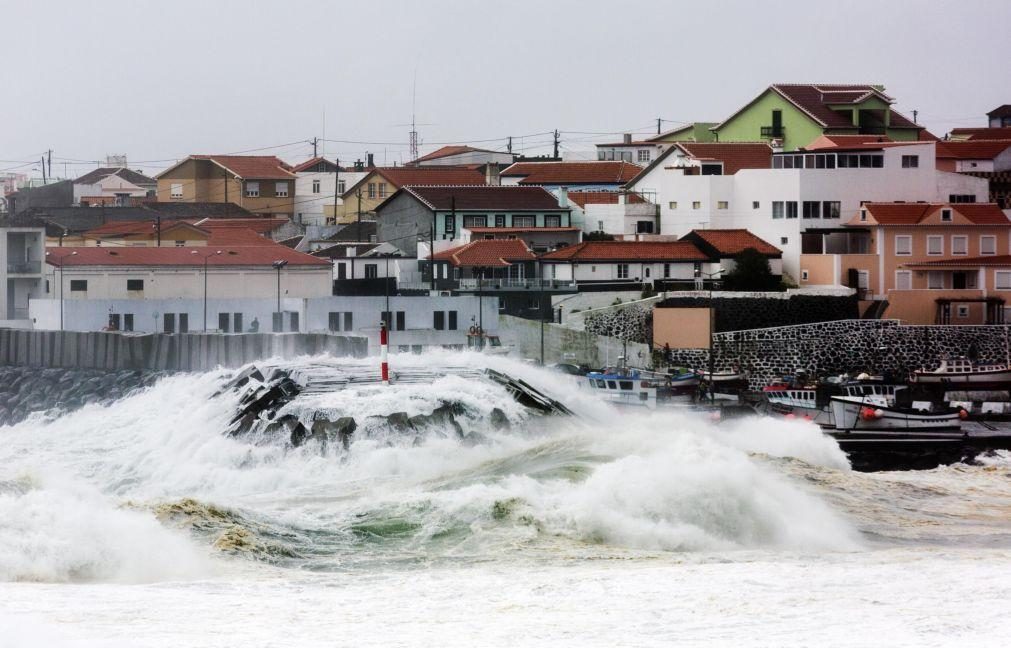 Sete ilhas dos Açores com alerta amarelo de chuva, vento e agitação marítima