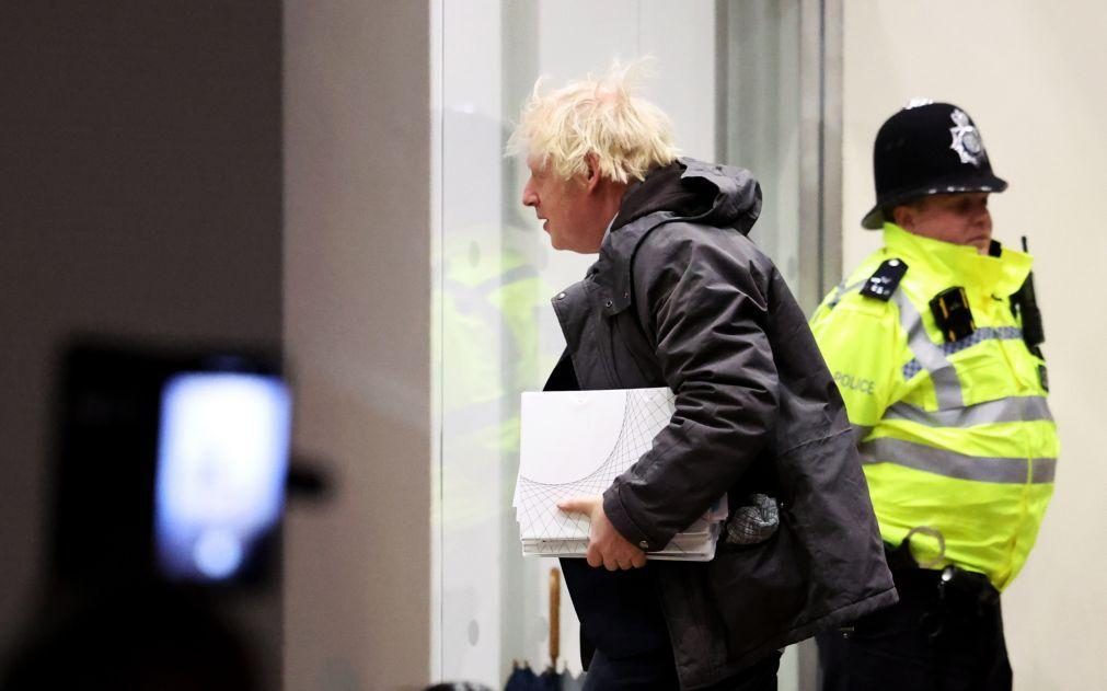 Boris Johnson pede desculpa, mas garante que fez o melhor possível na pandemia