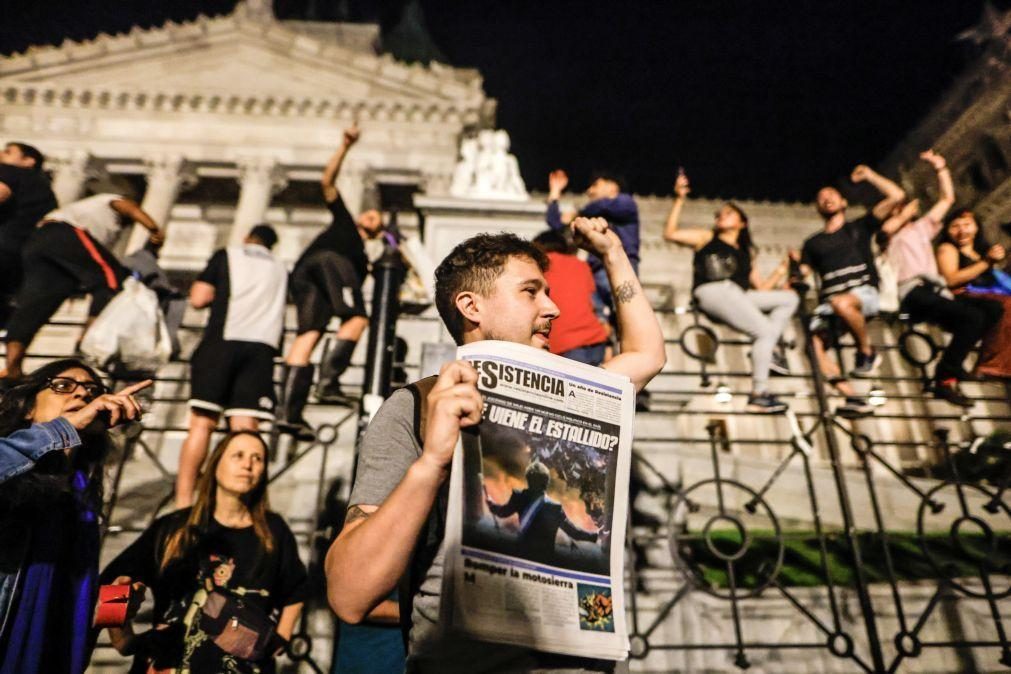 Segunda noite de protestos na Argentina contra medidas económicas de Milei.