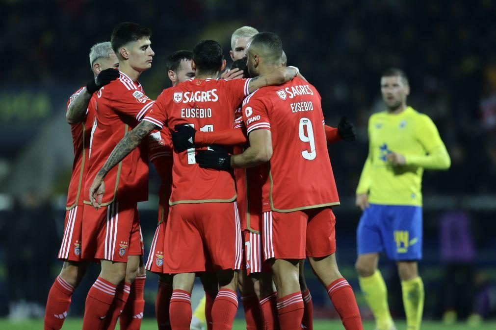 Campeão Benfica vence em Arouca e continua a um ponto do Sporting