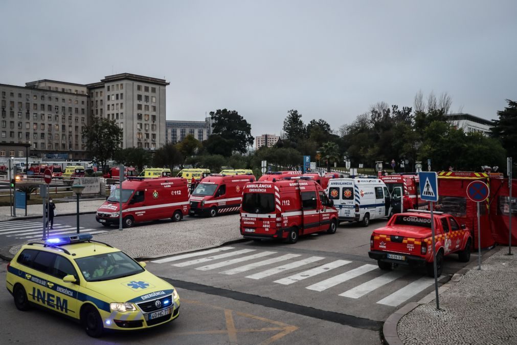 Ministro quer sistema que evite reter macas dos bombeiros nos hospitais