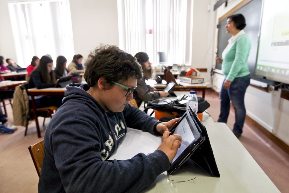 Professores trabalham 50 horas por semana, mais 15 do que previsto na lei