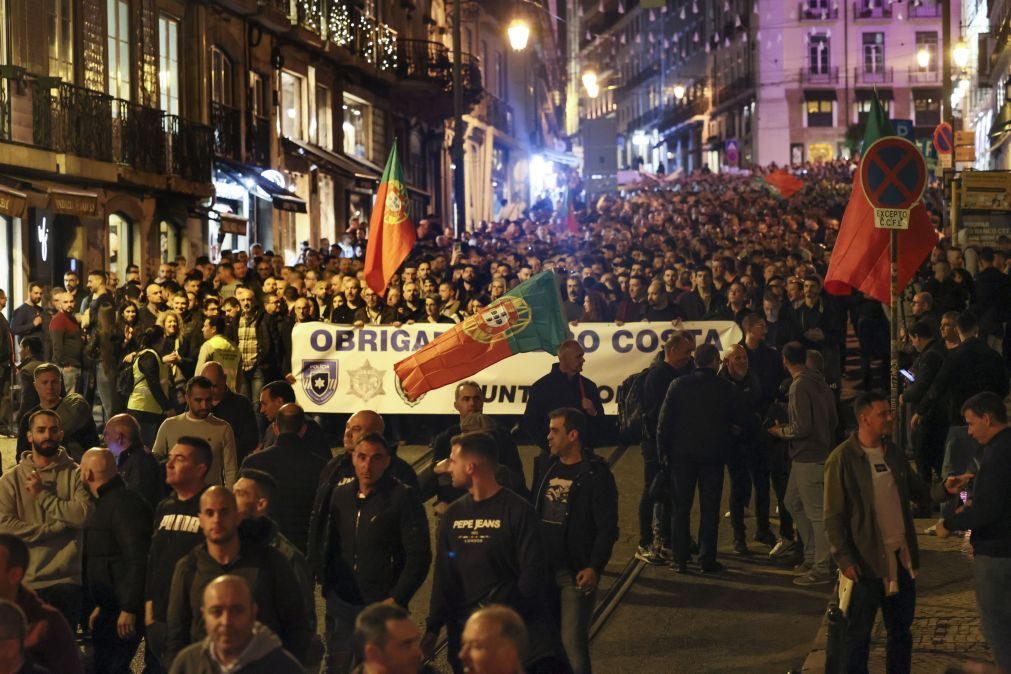 Manifestação das forças de segurança chegou à Assembleia da República entre silêncio, palmas e assobios