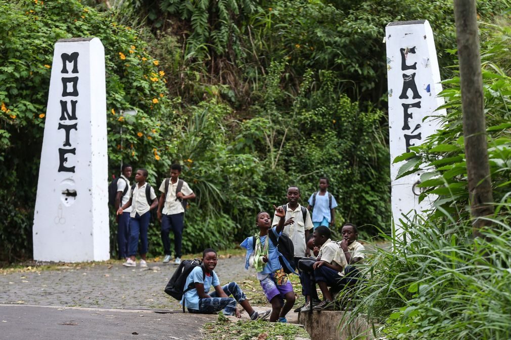 Professores são-tomenses suspendem greve e retomam as aulas segunda-feira