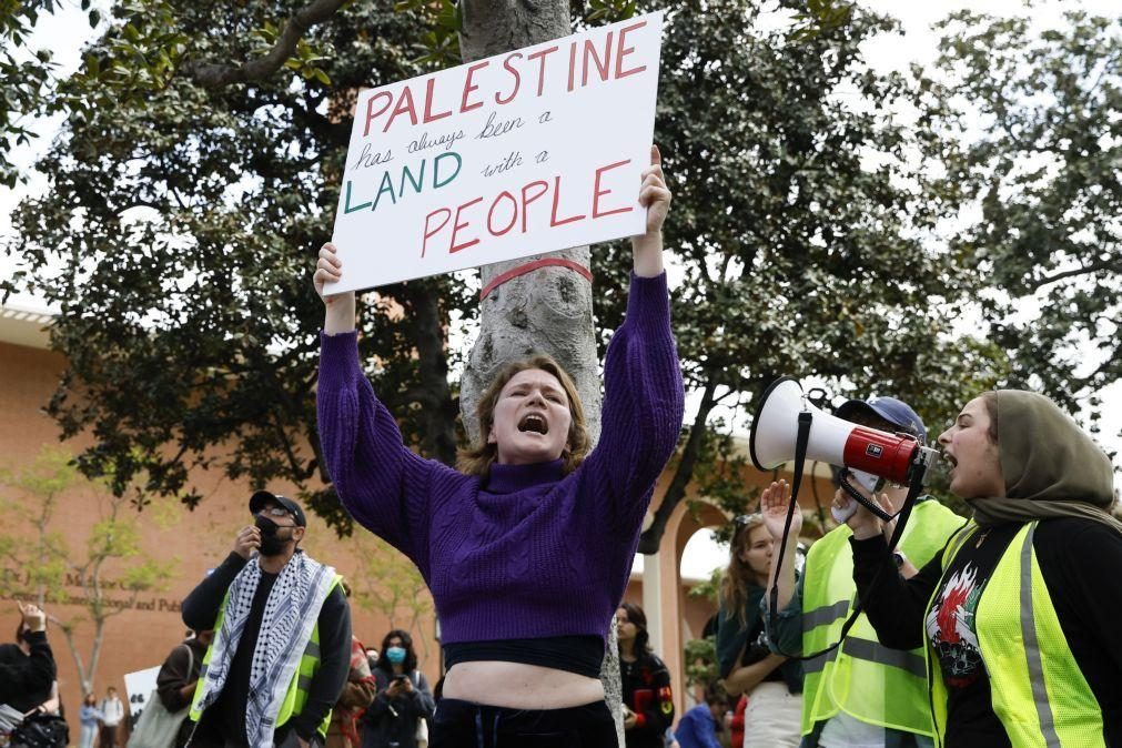 Centenas de estudantes dos EUA reunidos em acampamentos contra guerra em Gaza