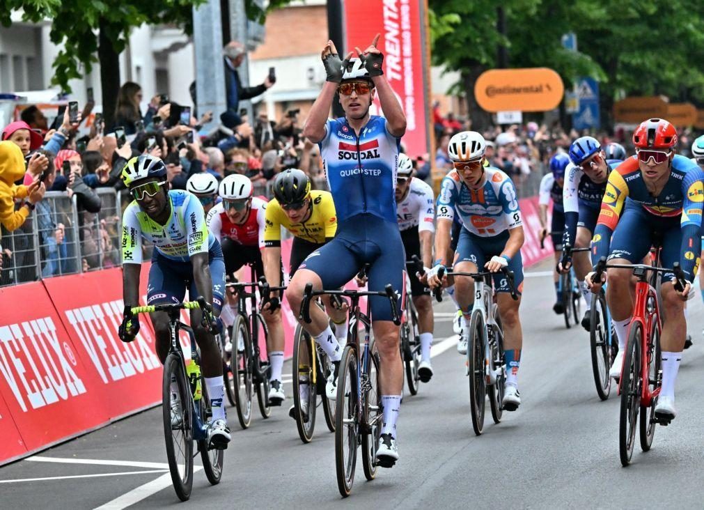 Tim Merlier vence terceira etapa ao sprint após ataque de camisola rosa Pogacar no Giro