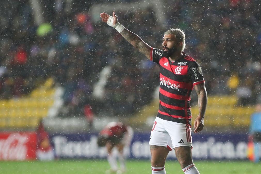 Gabriel Barbosa pede desculpa por ter vestido camisola do Corinthians