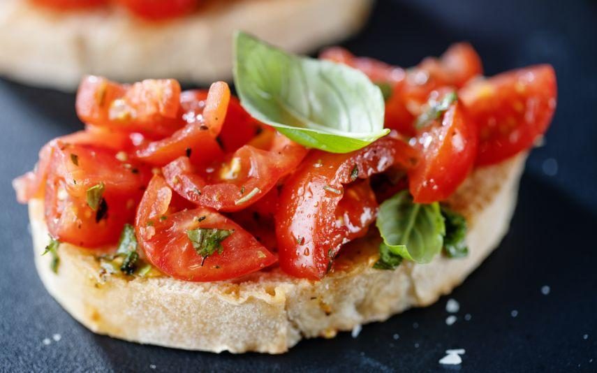 Receita - Entrada: Bruschetta de tomate e manjericão