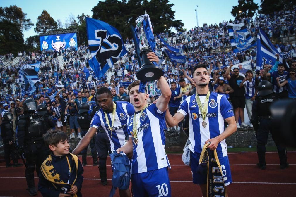 Dezenas de adeptos portistas recebem os vencedores da Taça de Portugal