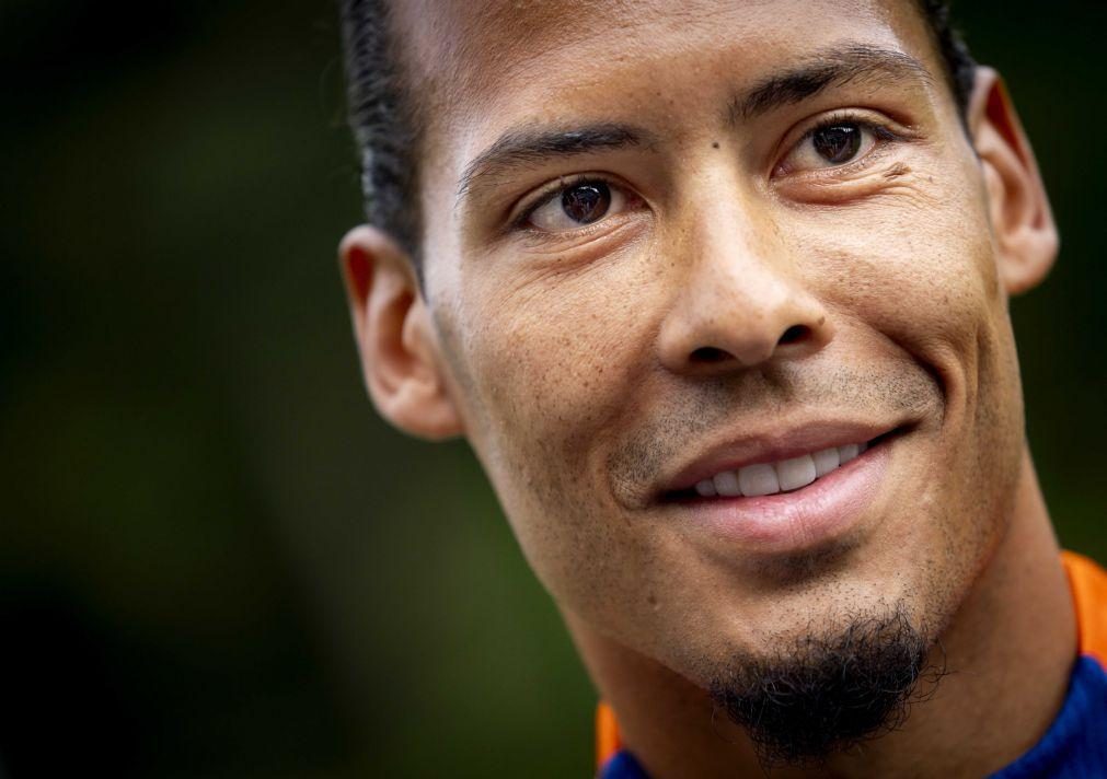 Van Dijk e De Jong lideram lista definitiva de Koeman para o Euro2024