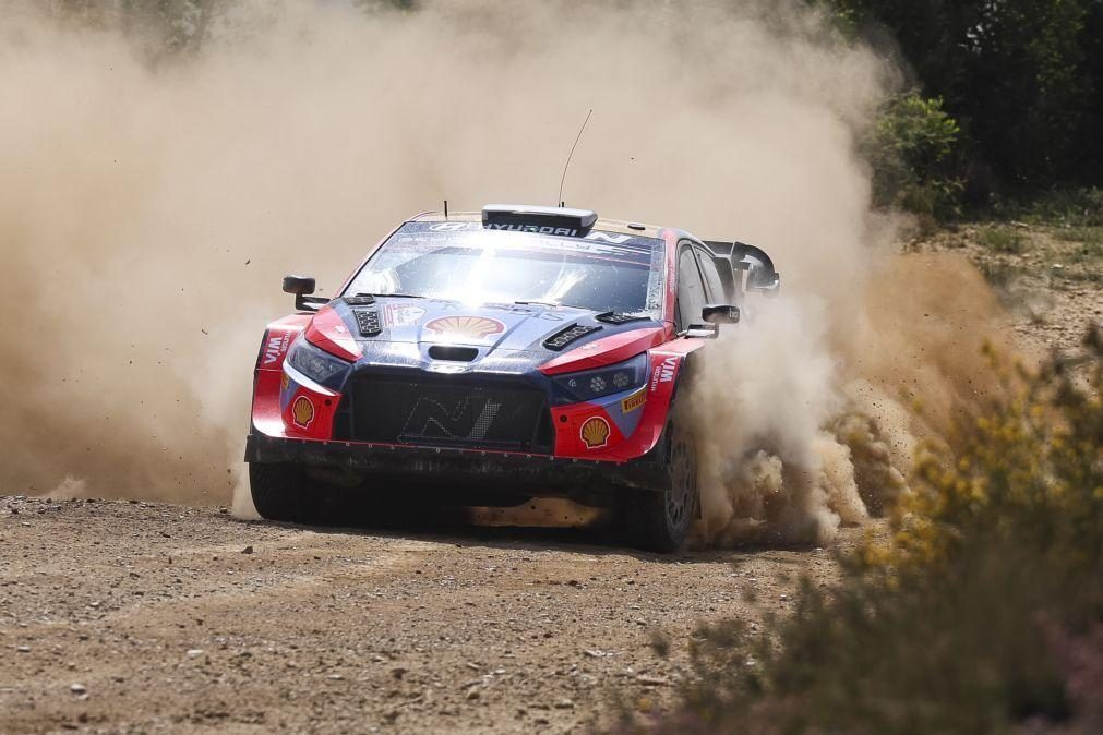 Ott Tänak 'rouba' vitória no Rali da Sardenha a Ogier no último suspiro