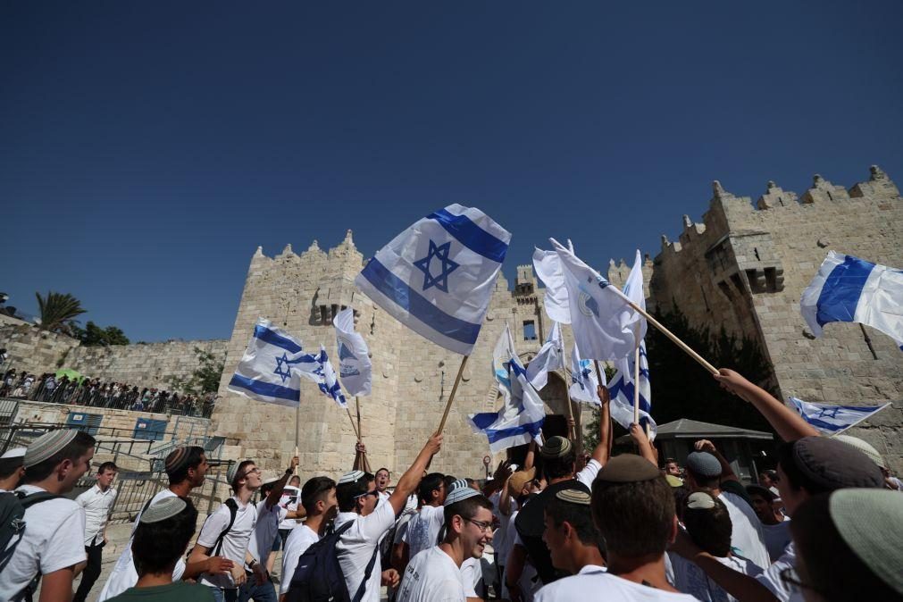 Nacionalistas israelitas marcham em Jerusalém gritando 