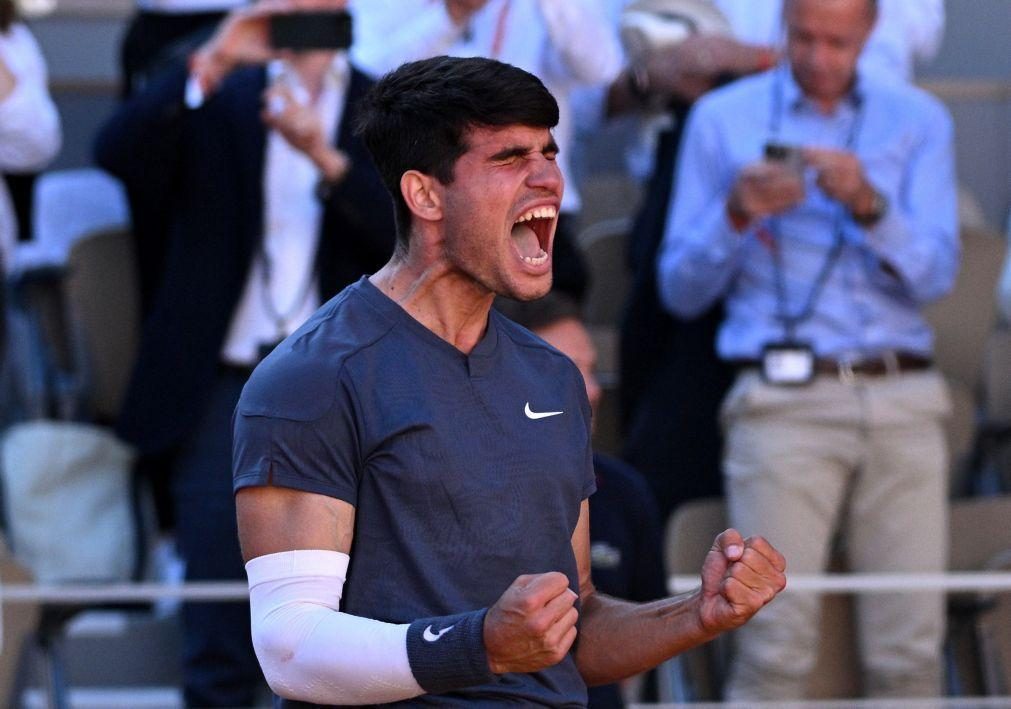 Carlos Alcaraz bate Jannik Sinner rumo à primeira final de Roland Garros