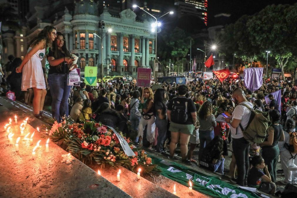 Brasileiras manifestam-se contra proposta para equiparar aborto a homicídio