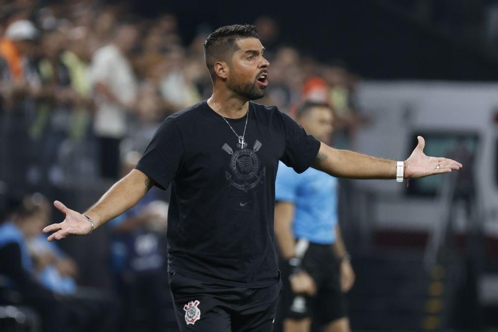 António Oliveira deixa comando técnico do Corinthians após derrota com Palmeiras