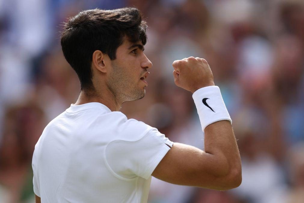 Alcaraz volta a bater Djokovic e revalida título