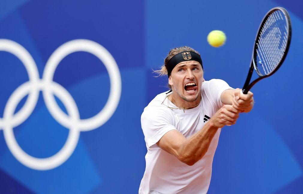 Paris2024: Campeão olímpico Zverev eliminado nos 'quartos', Alcaraz avança