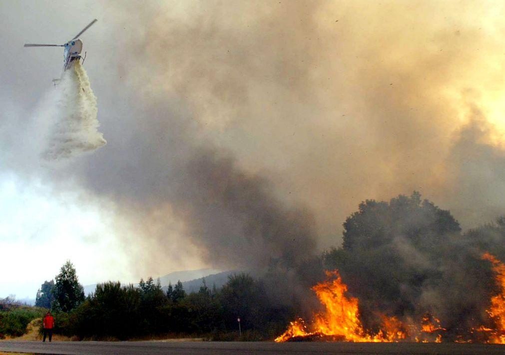 Incêndio no concelho de Chaves combatido por 100 bombeiros e três meios aéreos