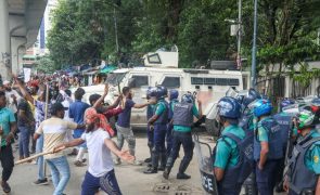 Morrem 50 pessoas nas manifestações no Bangladesh aumentando para cerca de 300 mortes