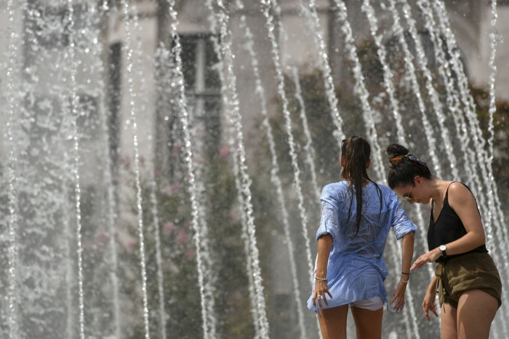 Avisos devido ao calor estendidos até às 18:00 de sábado