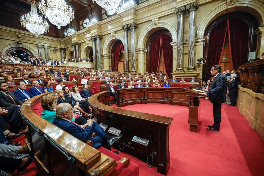 Parlamento catalão inicia investidura de novo governo com paradeiro de Puigdemont desconhecido