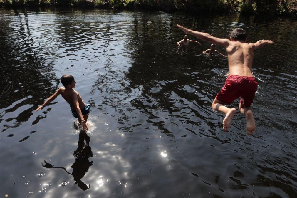 Calor intenso no fim de semana faz subir avisos e só 3 distritos escapam